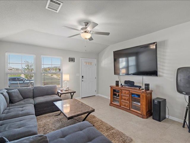 200 Grapefruit RD, Hutto, TX 78634