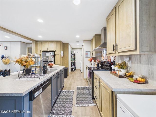 121 JANET Drive, Hollister, FL 32147