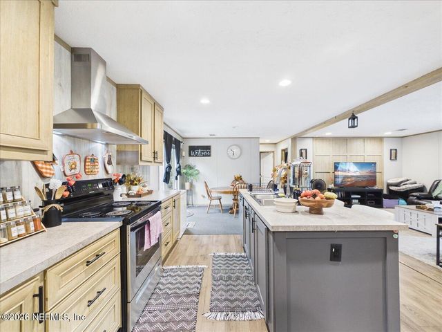 121 JANET Drive, Hollister, FL 32147