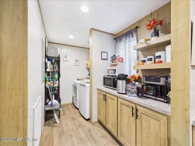 121 JANET Drive, Hollister, FL 32147