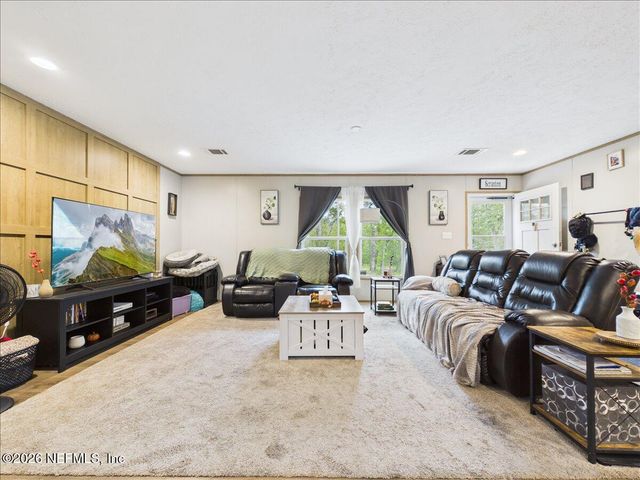 121 JANET Drive, Hollister, FL 32147