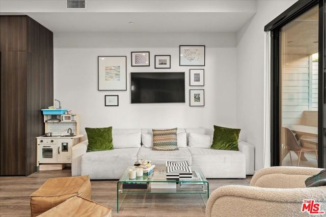 556 N Flores Street 2B, West Hollywood, CA 90048