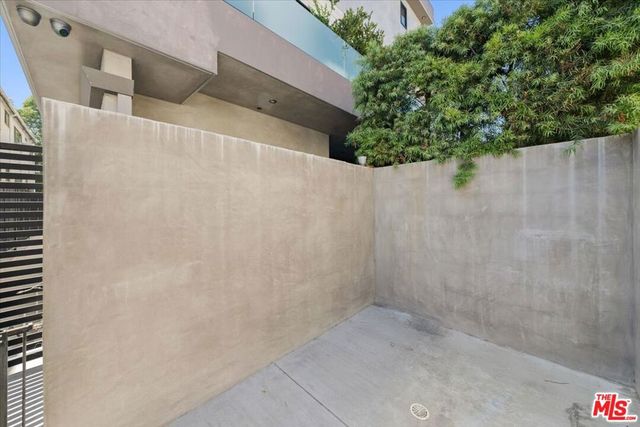 556 N Flores Street 2B, West Hollywood, CA 90048
