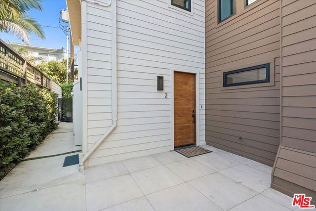 556 N Flores Street 2B, West Hollywood, CA 90048
