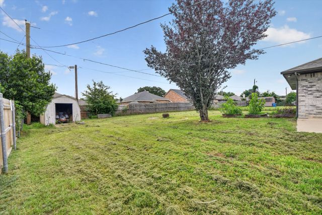 724 Oak Park Drive, Azle, TX 76020
