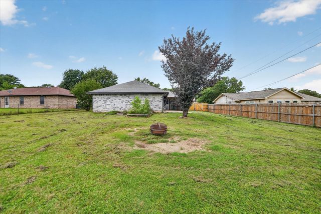 724 Oak Park Drive, Azle, TX 76020