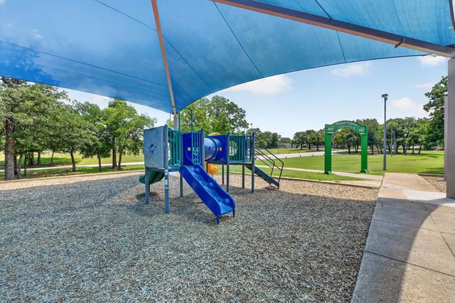 724 Oak Park Drive, Azle, TX 76020