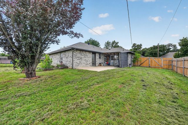 724 Oak Park Drive, Azle, TX 76020