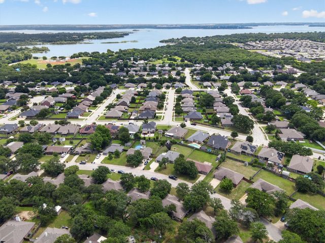 724 Oak Park Drive, Azle, TX 76020