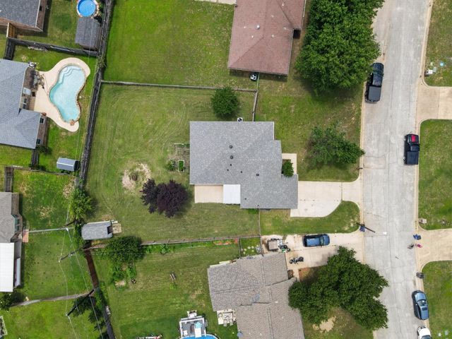 724 Oak Park Drive, Azle, TX 76020
