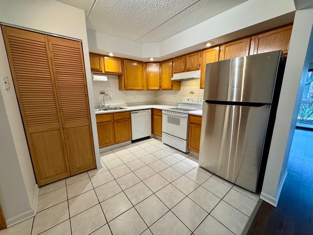 244 Klein Creek Court 1A, Carol Stream, IL 60188