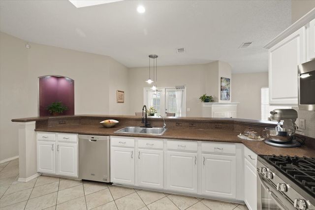 6408 St Leonard Drive, Arlington, TX 76001