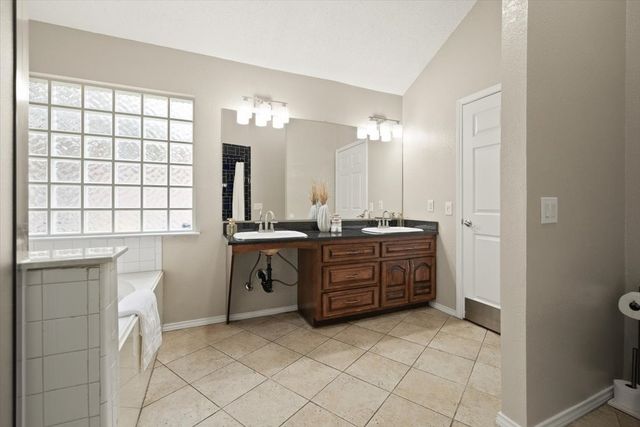 6408 St Leonard Drive, Arlington, TX 76001