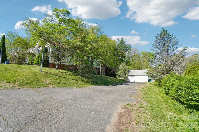 7 Oteen Park Place, Asheville, NC 28805