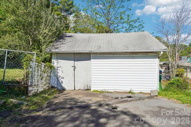 7 Oteen Park Place, Asheville, NC 28805