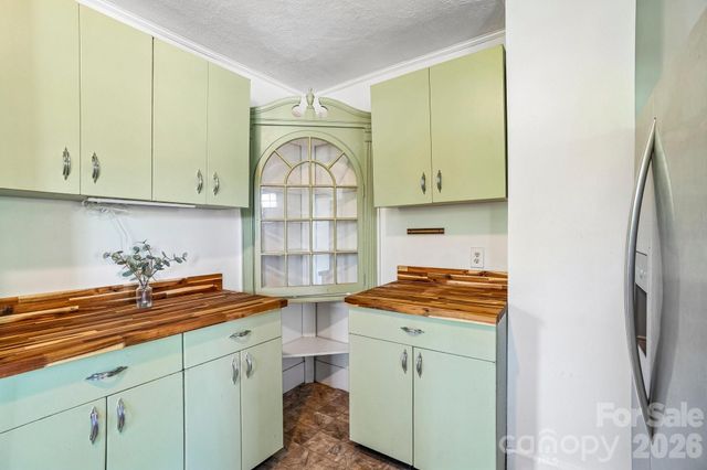 7 Oteen Park Place, Asheville, NC 28805