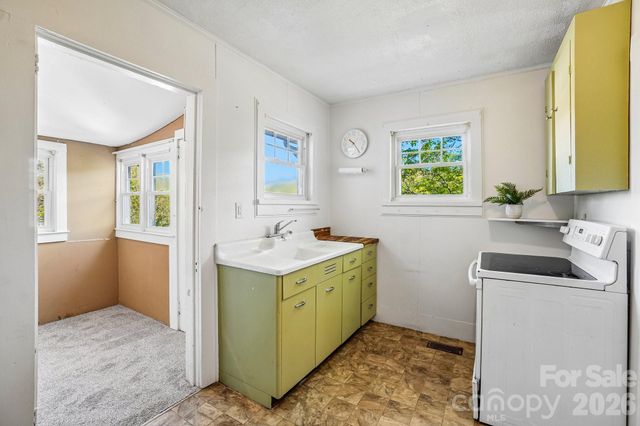 7 Oteen Park Place, Asheville, NC 28805