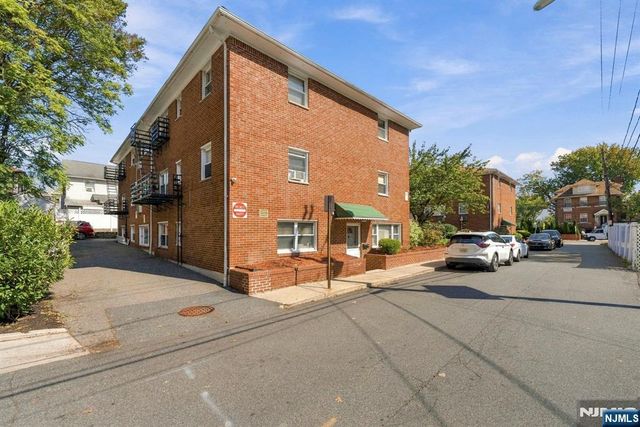 201 Oakdene Place E2, Cliffside Park, NJ 07010