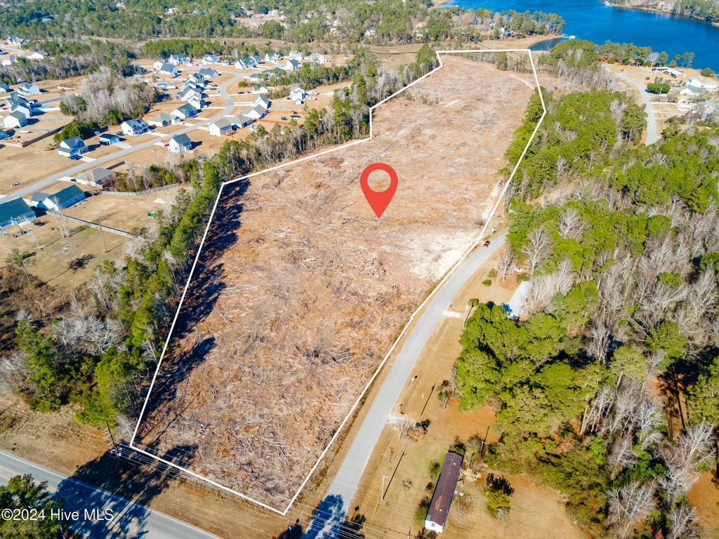 Image 4 of property listing at 00 Jumpin Run Road, Hubert, NC 28539