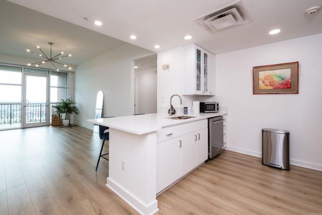 521 President Clinton Ave Apt 1202, Little Rock, AR 72201