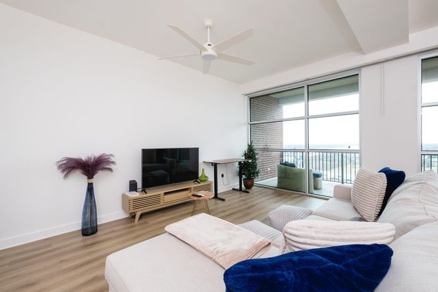 521 President Clinton Ave Apt 1202, Little Rock, AR 72201