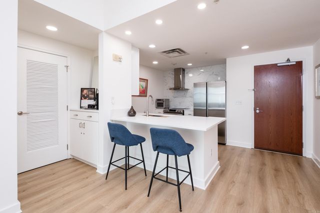 521 President Clinton Ave Apt 1202, Little Rock, AR 72201