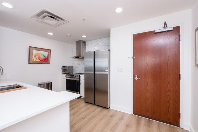 521 President Clinton Ave Apt 1202, Little Rock, AR 72201