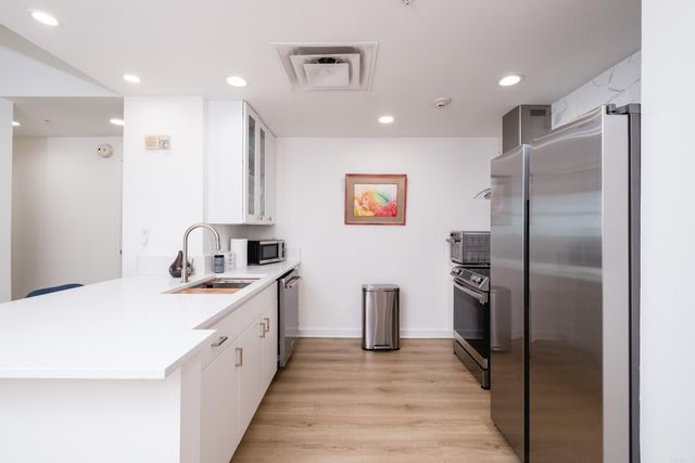 521 President Clinton Ave Apt 1202, Little Rock, AR 72201