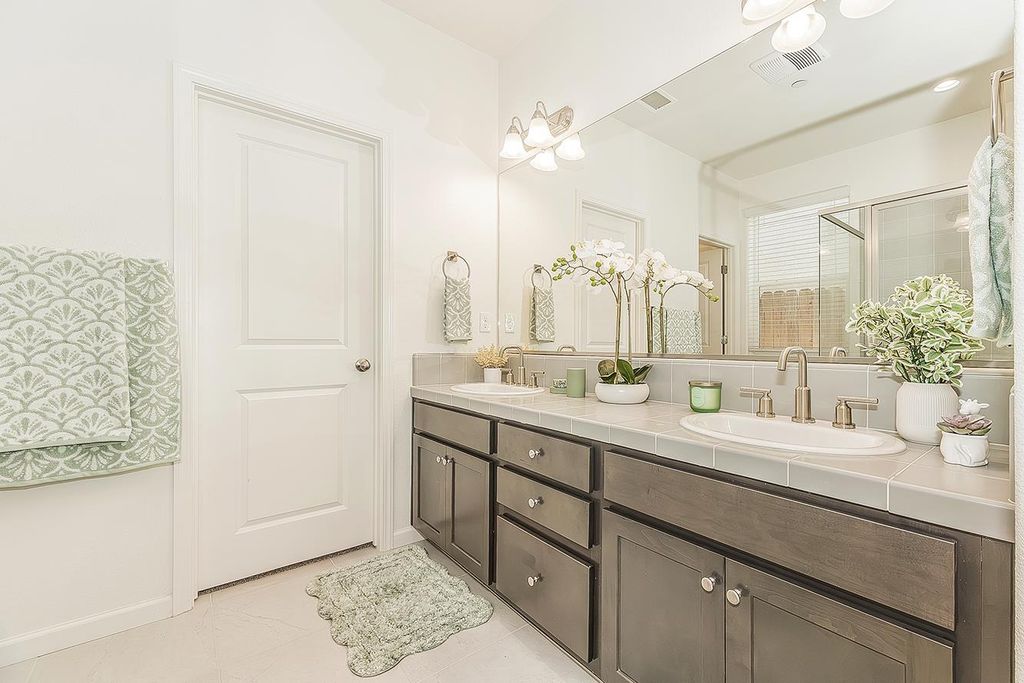 Image 10 of property listing at 4161 Mitchell Avenue, Clovis, CA 93619