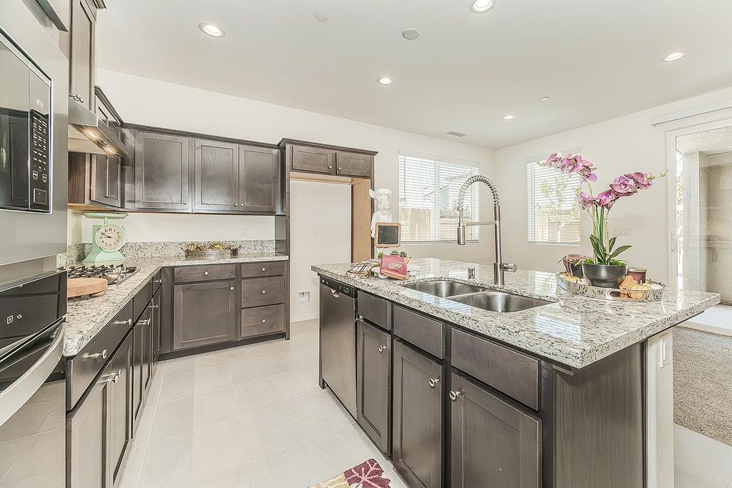 Image 2 of property listing at 4161 Mitchell Avenue, Clovis, CA 93619