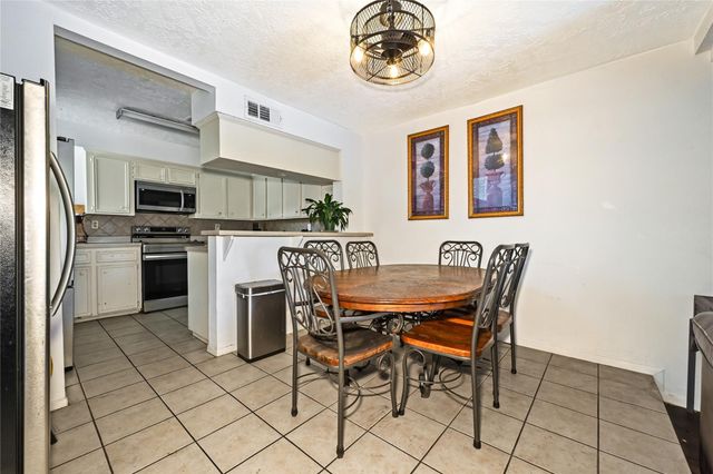 647 Davis Road, League City, TX 77573