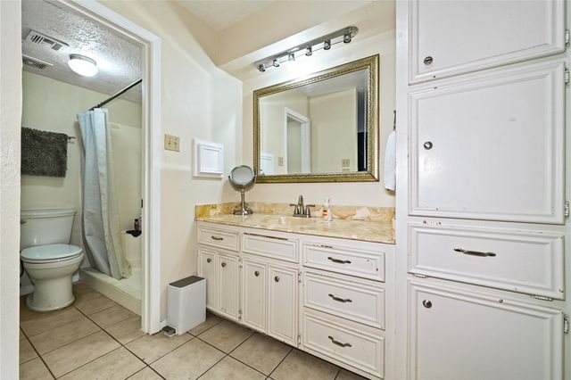 647 Davis Road, League City, TX 77573