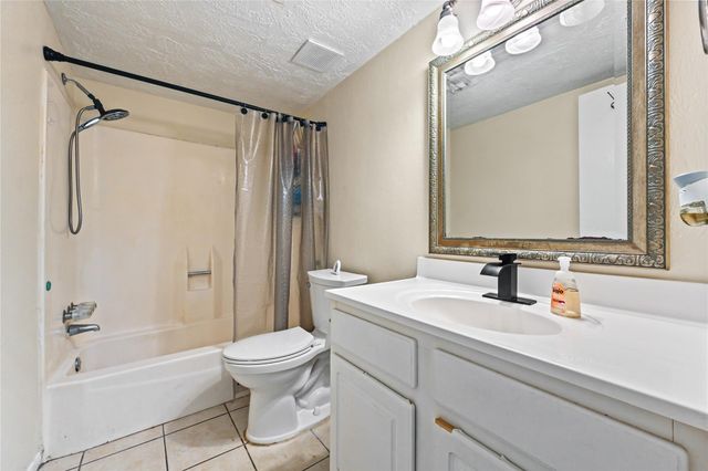 647 Davis Road, League City, TX 77573