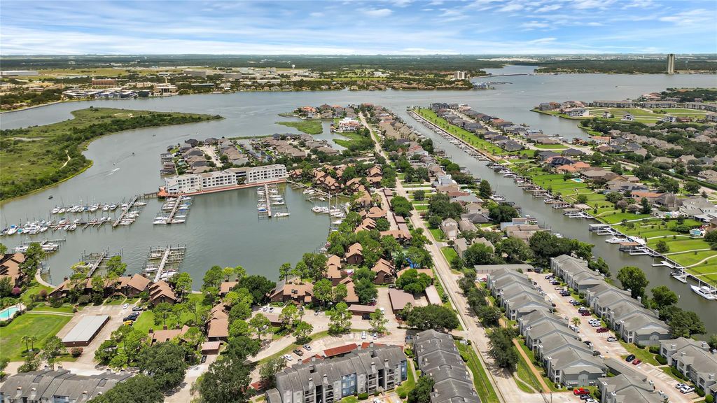 647 Davis Road, League City, TX 77573