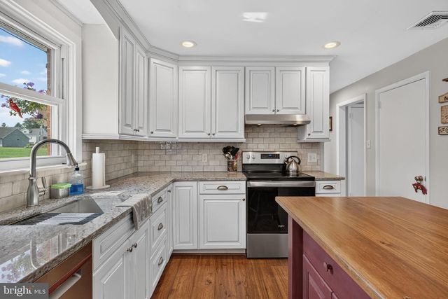 1426 HOLLYWOOD DR, Lancaster, PA 17601