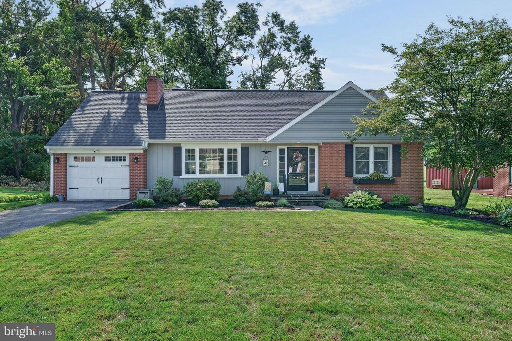 1426 HOLLYWOOD DR, Lancaster, PA 17601
