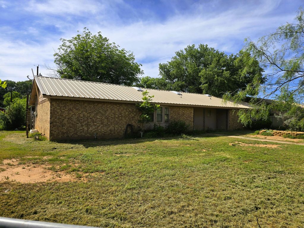 Image 1 of property listing at 324 Briarwood Drive, Bronte, TX 76933