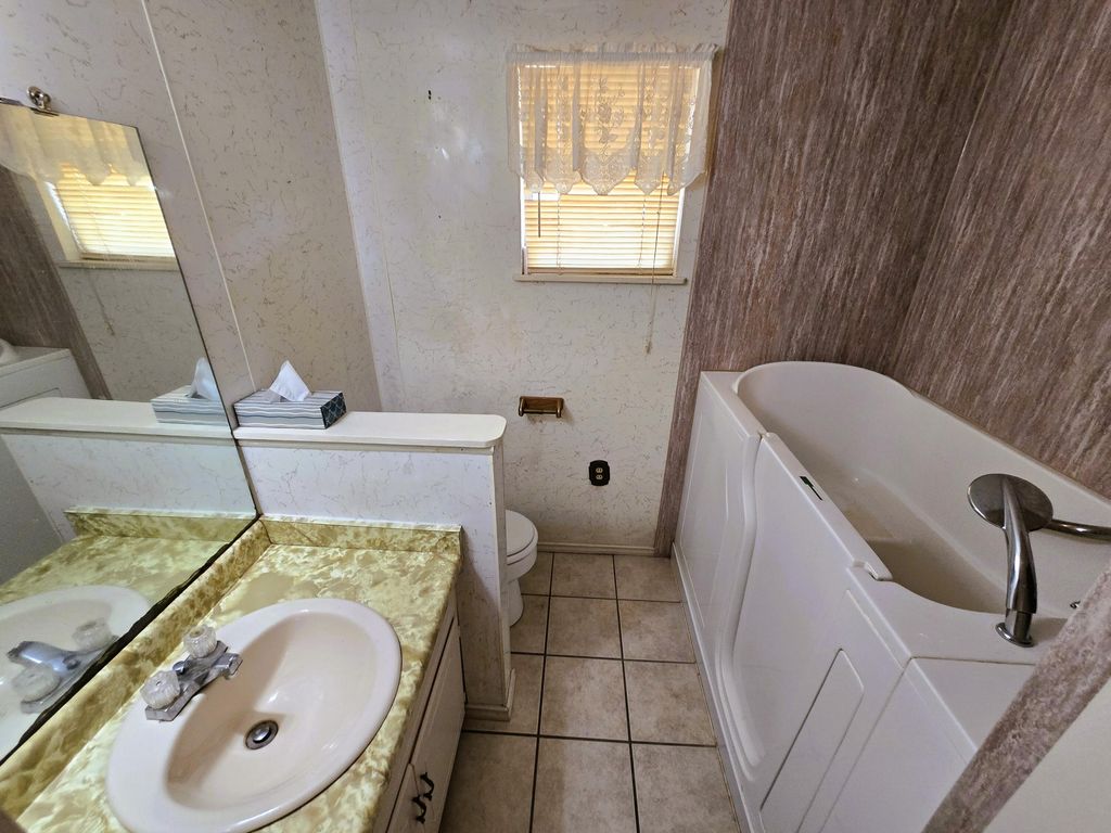 Image 10 of property listing at 324 Briarwood Drive, Bronte, TX 76933