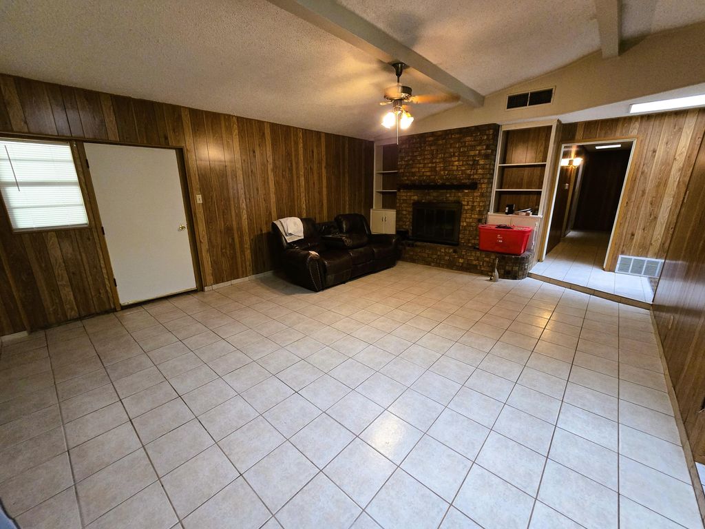 Image 2 of property listing at 324 Briarwood Drive, Bronte, TX 76933
