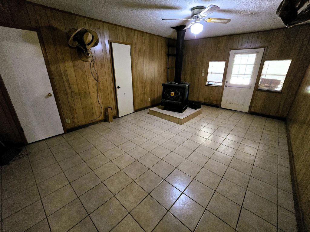 Image 3 of property listing at 324 Briarwood Drive, Bronte, TX 76933