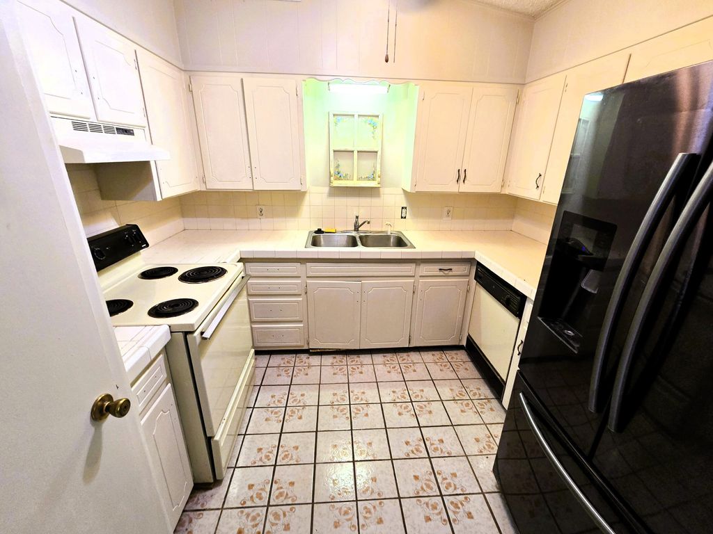 Image 4 of property listing at 324 Briarwood Drive, Bronte, TX 76933