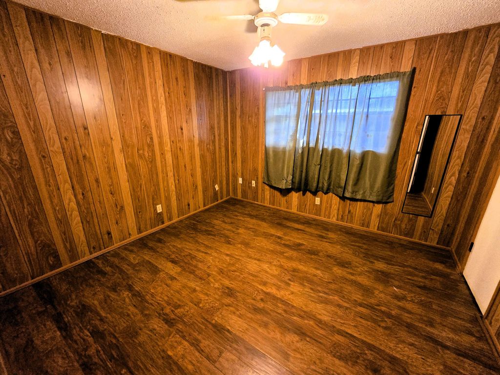 Image 9 of property listing at 324 Briarwood Drive, Bronte, TX 76933