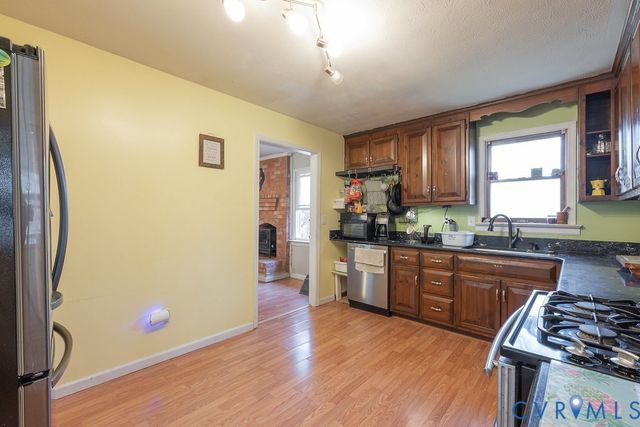 27 Sherwood Rd, Cartersville, VA 23027