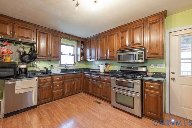 27 Sherwood Rd, Cartersville, VA 23027