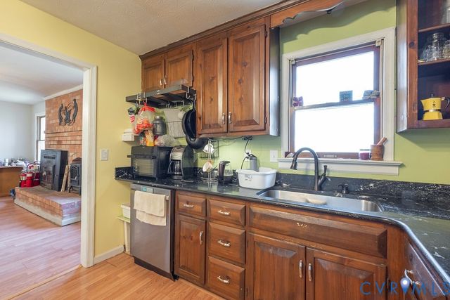 27 Sherwood Rd, Cartersville, VA 23027