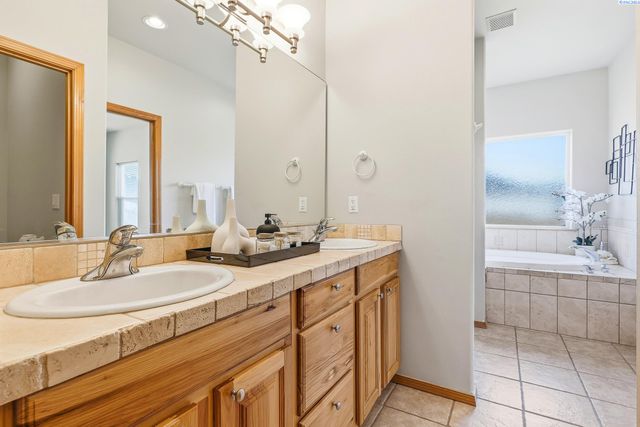 1173 Kensington Way, Richland, WA 99352