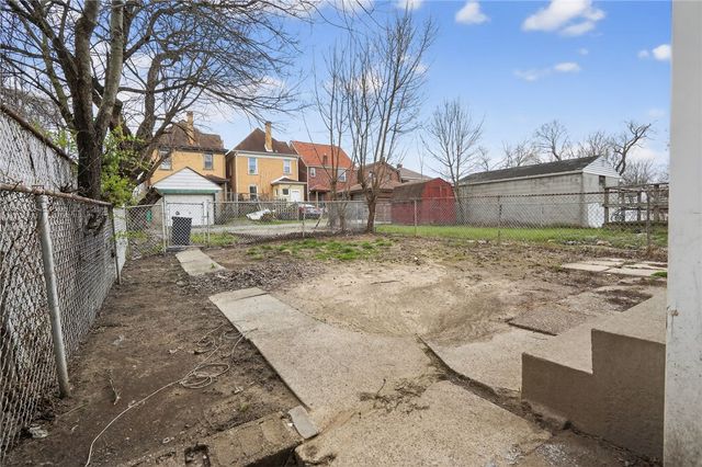 511 Wyncotte St, Sheraden, PA 15204