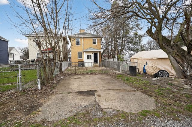 511 Wyncotte St, Sheraden, PA 15204