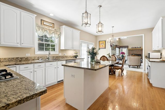 8709 Shade Tree Circle, Crystal Lake, IL 60014