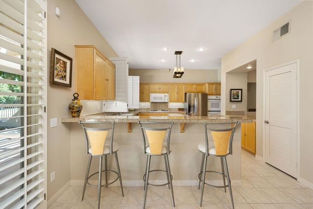285 Kavenish Drive, Rancho Mirage, CA 92270